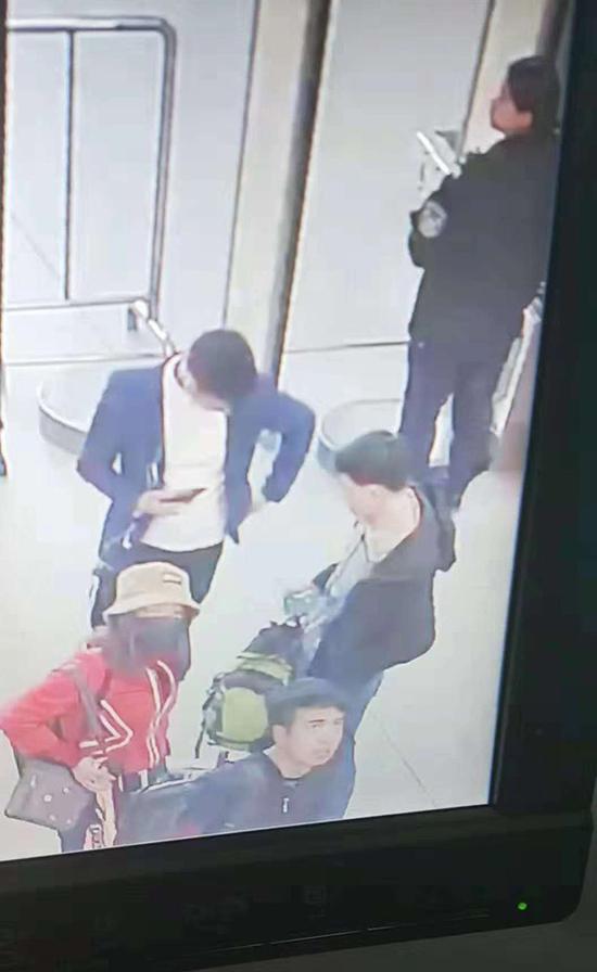 监控表现,幼雪(图中红色上衣者)曾在银川火车站展现,众名男性陪同。