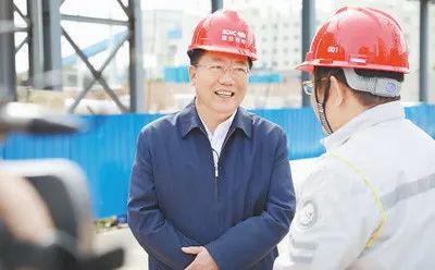 李士伟在施工现场检查工程质量。来源:人民日报
