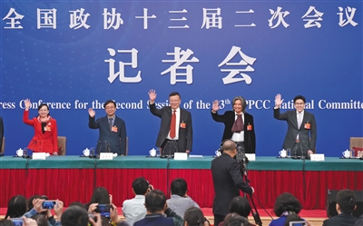昨日，全國政協記者會上，賴明（右三）、吳為山（右二）、潘建偉（左二）、霍啟剛（右一）、石紅（左一）等委員答記者問。 新京報記者 陶冉 攝