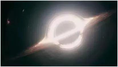 出现在电影《星际穿越》中的黑洞，周围的亮环是由气体构成的吸积盘。