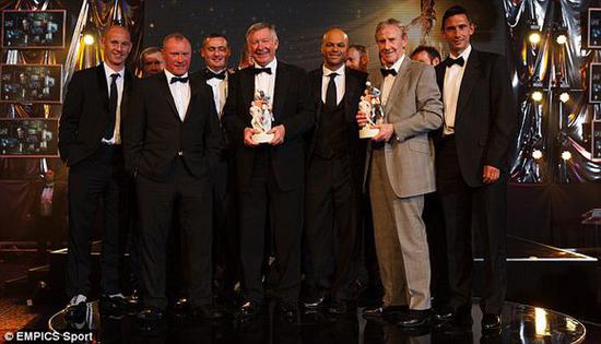 埃里克·哈里森（右二）和弗格森获得2013PFA年度最佳青年球员特别贡献奖