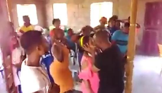 视频显示，一名牧师与一名年轻女子接吻，以“驱除她身上的恶魔”