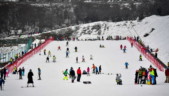 2021年2月15日，游客在位于四川省阿坝藏族羌族自治州的太子岭滑雪场体验冰雪运动。 新华社记者 张超群 摄