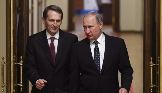 ·普京（右）与对外情报局局长谢尔盖·纳雷什金。