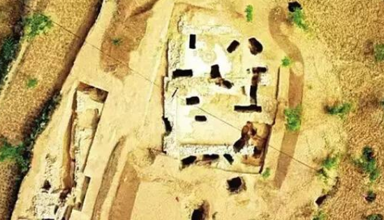 ▲碧村遗址处的石砌房址、围墙及墩台