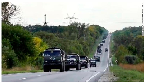  俄军紧急增援哈尔科夫方向的车队。