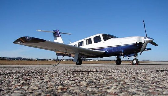 美私人飞机飞行员称在空中遇银色圆柱形UFO悬停，专家：可能只是气象气球