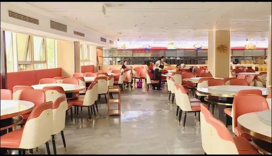 警方回应“餐厅500把新椅子被大爷大妈搬空”：非恶意哄抢，系误传引发，已基本归还到位，店主致歉：急得不行，抱歉占用了公共资源