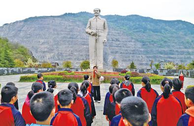 ▲学生在黄石国家矿山公园接受爱国主义教育。