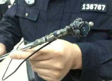 女子洗澡总感觉不自在 扒开墙角发现邻居在