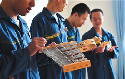 11月29日，北京市利康强戒所“爱之家”家园矫治中心表达性艺术治疗室，感染艾滋病的戒毒人员在演奏各种乐器。