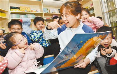 江苏省南京市建邺区一家幼儿园内，老师为孩子们阅读绘本故事。方东旭摄（影像中国）