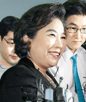 韩国绝望主妇的霸道总裁成长史:老公跳楼家族内斗 不仅做生意有一套,玄贞恩还继承了公公郑周永热衷于政治的特点。