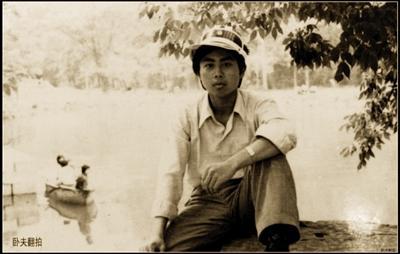 海子之死:海子之死:被消费与被铭记的30年 1984年海子北京留影。唐师曾 摄