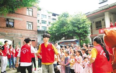 重庆财经职业学院大学志愿者通过歌舞形式,向孩子和家长宣讲“禁毒防艾”知识。 陈仕川摄(人民视觉)