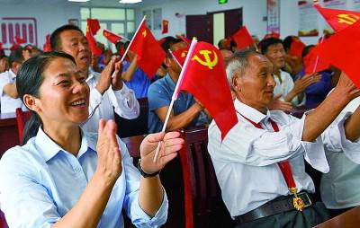 7月1日，在安徽金寨县花石乡大湾村党群服务中心，党员和群众一起观看庆祝中国共产党成立100周年大会直播。陈 力摄/光明图片
