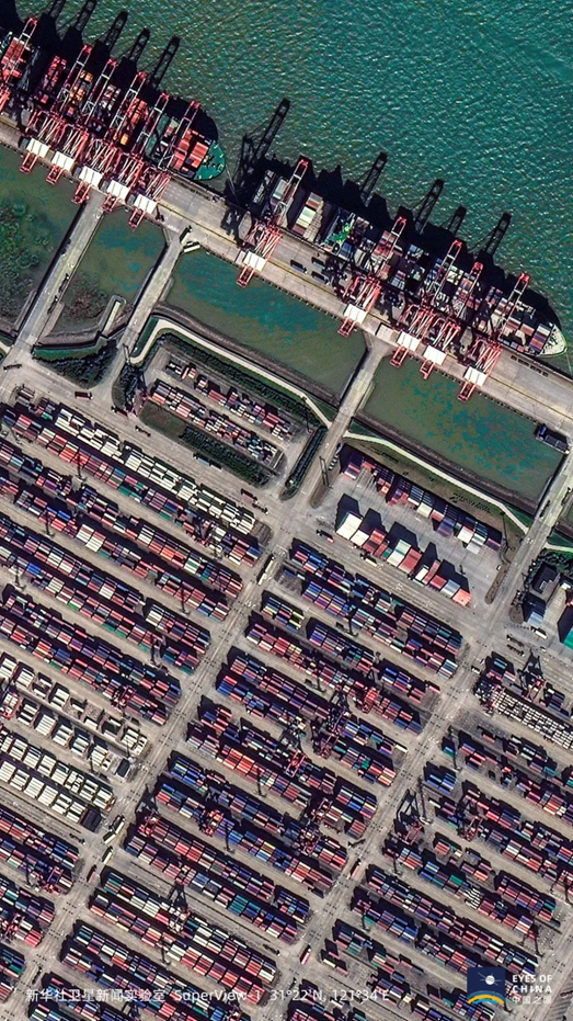 2020年11月3日，第三届中国国际进口博览会开幕前夕，上海港泊位停满超级集装箱船。（“高景一号”卫星）