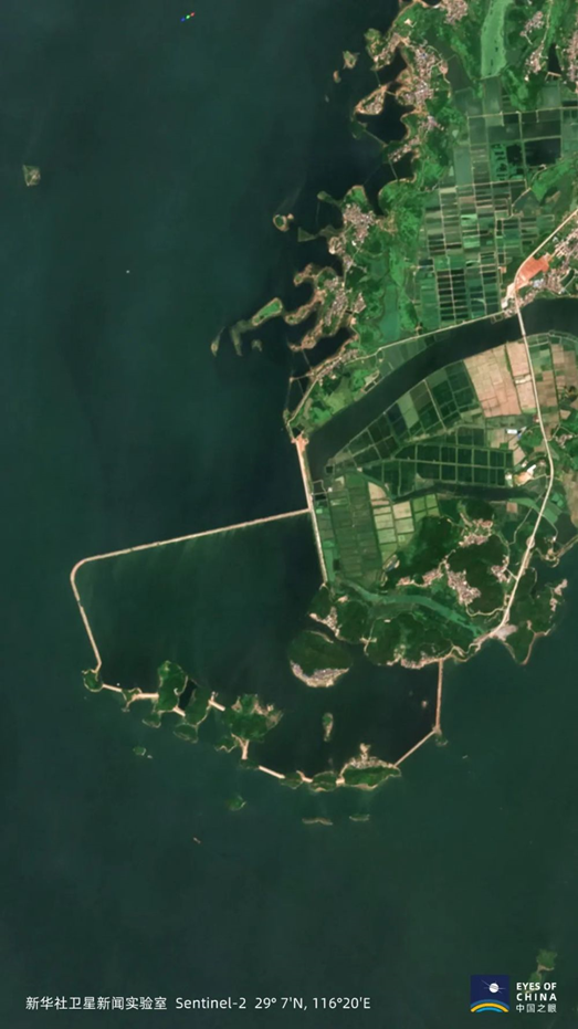  2020年8月，鄱阳湖北岸都昌县周溪镇，围堰内的土地被洪水淹没。（“Sentinel-2”卫星）