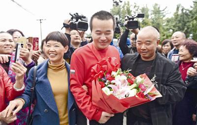 等了24年,小杰终于重回家人身边