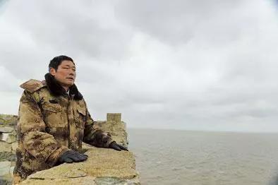 王继才在开山岛上眺望远方。韩瑜庆 摄