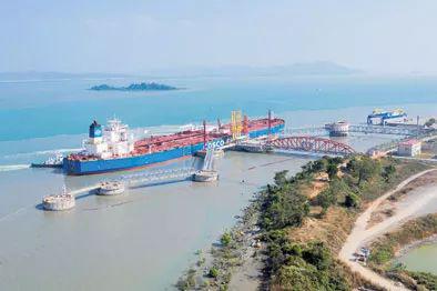  一艘油轮停靠在缅甸皎漂马德岛中缅油气管道项目卸油码头，准备卸载石油