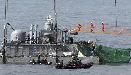 （图为2010年3月26日在朝韩争议海域因不明爆炸折成两截沉没的韩海军“天安”号护卫舰，当时这一事件引起巨大争端）
