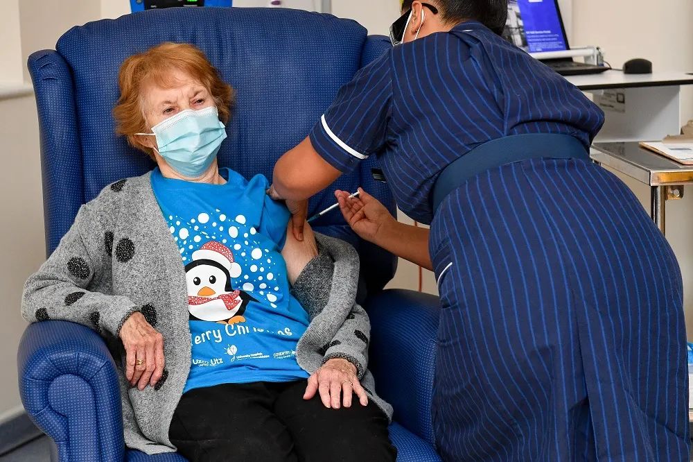 12月8日，在英国考文垂，医护人员为90岁女子玛格丽特·基南接种疫苗。玛格丽特·基南是英国首位接种新冠疫苗的人。图/欧新