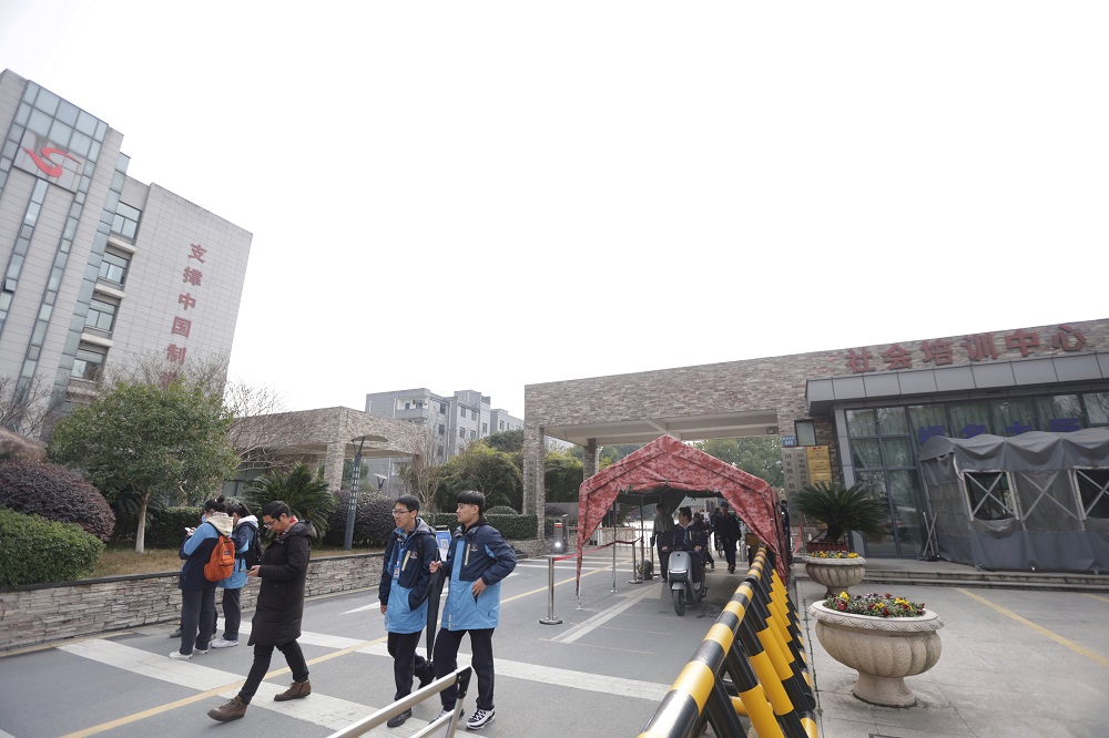 杭州：萧山技师学院90%生源录取分数超普高，探索技工教育新方式。图源：视觉中国