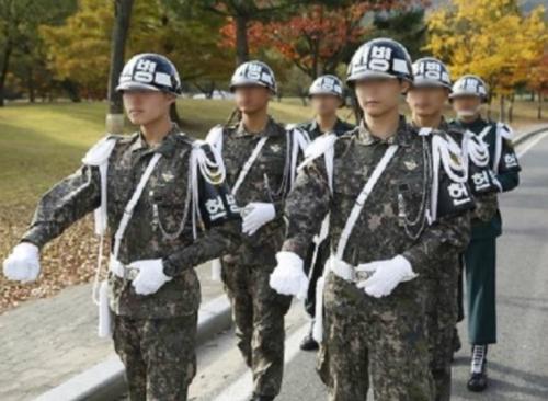 图为韩国宪兵