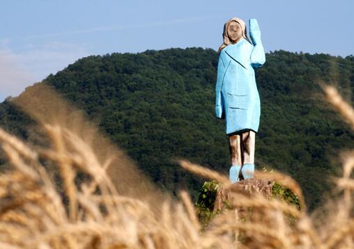 美国独立日当天 梅拉尼娅在老家的雕像被人烧毁