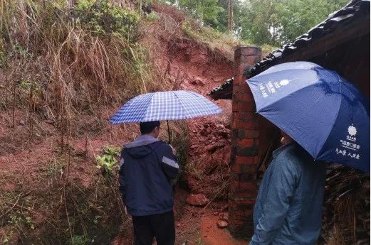 暴雨来袭 四川紧急避险转移2800人