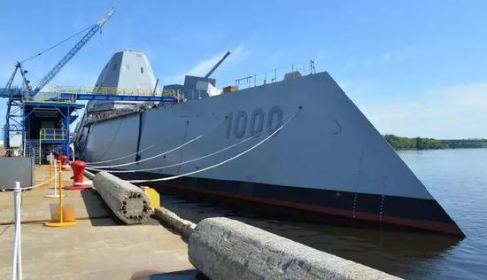 装备有155毫米舰炮的美军"朱姆沃尔特"级驱逐舰