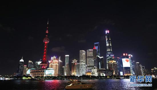 9月29日拍摄的夜色中的上海浦东陆家嘴金融贸易区高楼。新华社记者 方喆 摄