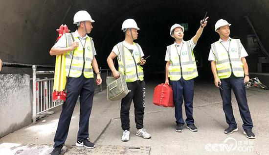  白芝勇（右二）在秦岭天台山特长隧道附近和技术人员交流 央视网记者 弟辰晨/摄