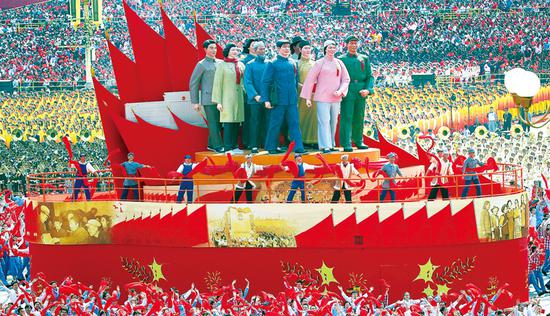 在盛大的阅兵仪式后,是以"同心共筑中国梦"为主题的群众游行.