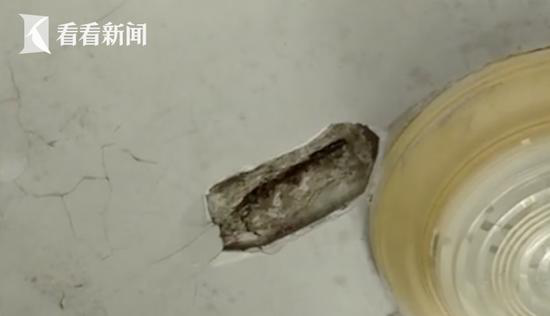 天花板突然脱落砸床上 物业:不是公共区域不修