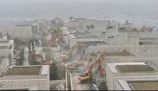  拆除中的青岛涵碧楼别墅部分。图片来源：网络视频截图