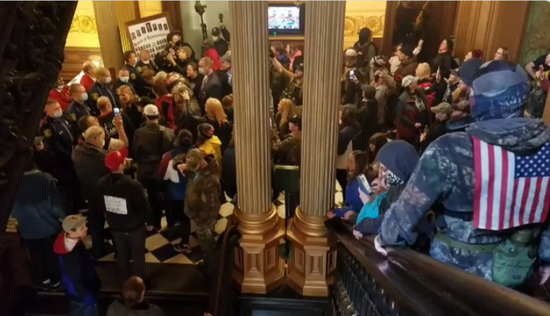  美国密歇根州示威者持枪进入议会大厦抗议。（图源：推特）