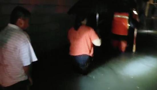 北京日报|挨家挨户敲门喊话 消防员深夜疏散昌平83名被困群众