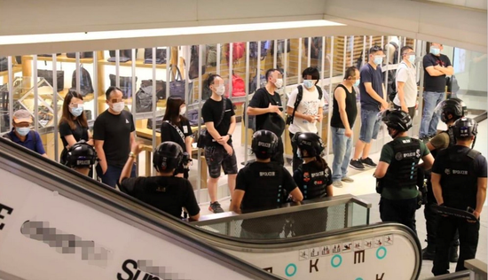 香港警方在旺角执法 图源：香港警察社交媒体