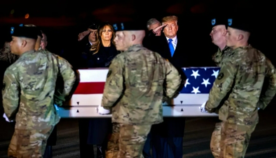 ▲2019年11月，时任美国总统特朗普和第一夫人梅拉尼娅在特拉华州的多佛空军基地迎接美军遗体。
