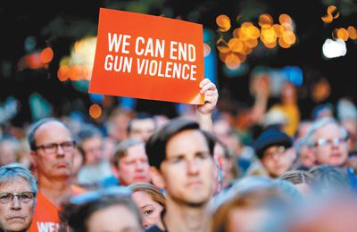 8月4日，在美国俄亥俄州代顿市，民众参加悼念枪击案遇难者的守夜活动，呼吁停止枪支暴力。新华社发