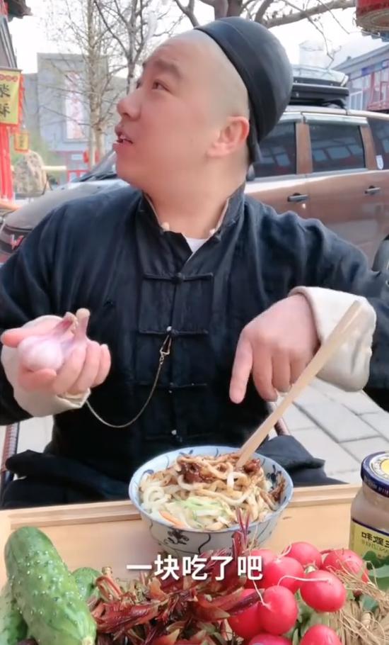 博主吃播老北京美食引争议 网友：这能代表老北