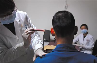 11月29日，一名感染艾滋病的戒毒人员在进行例行身体检查。