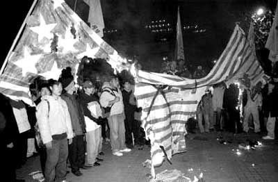（图为当年11月23日，汉城的韩国示威者烧毁美国国旗）