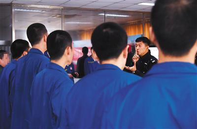 11月29日，“爱之家”新队歌《不灭的希望》曲作者民警薛磊在和感染艾滋病的戒毒人员共同歌唱。