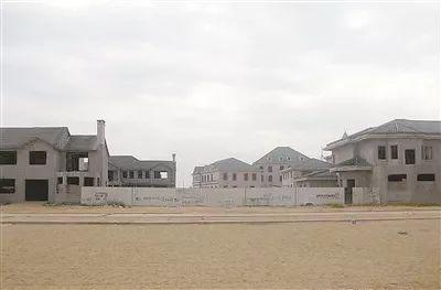 图为拆除前的绥中县违法围填沿海滩涂违法建筑