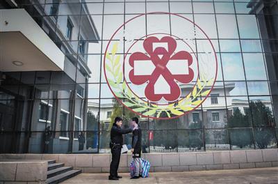 11月29日清晨，张铭（化名）在走出高墙前和民警告别，民警拍着他的肩膀说：“希望以后不要再见。”