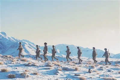 12月21日，新疆喀什军分区维一勒麻边防连官兵冒严寒、踏冰雪，开展执勤巡逻。李小龙 摄