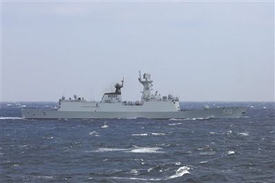 图②：海军徐州舰在台岛以东海域进行战备警巡。王志鹏摄